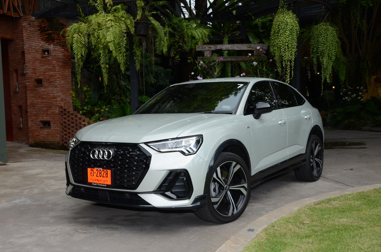 Black audi q3 on sale s line